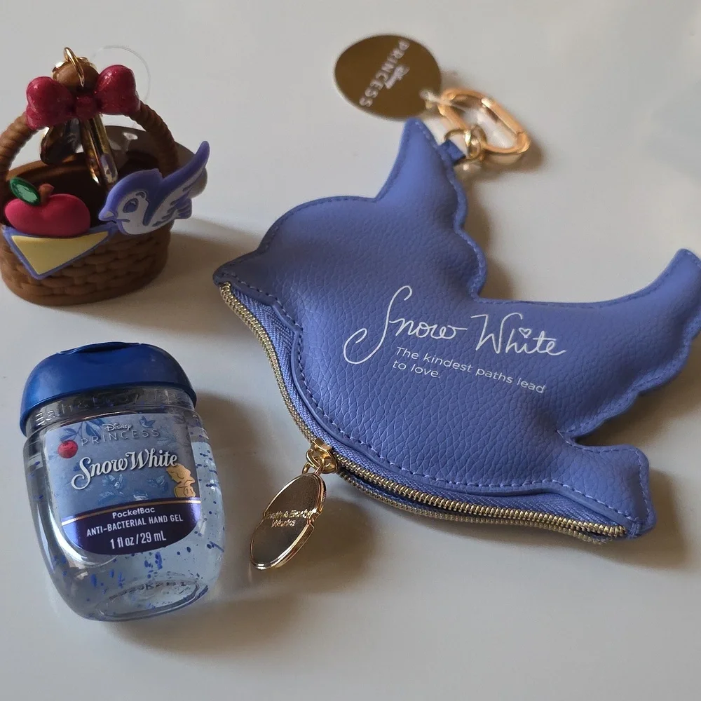 Bath & Body Works Disney SNOW WHITE Bag Charm‎ and Sanitizer Holder.